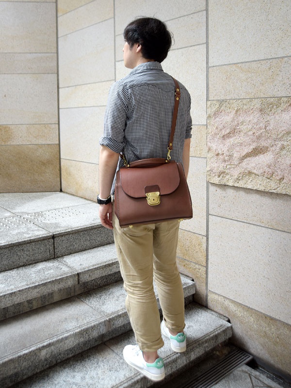 職人手作皮革屋瓦風兩用單肩包 (CW-3)，棕色皮革，帶有金色金屬鎖扣和可調節肩帶，可單肩或側揹。