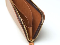 職人手作皮革L型拉鍊長夾，呈現自然棕色皮革紋理，搭配金色拉鍊，內裡皮革柔順，結構簡潔。