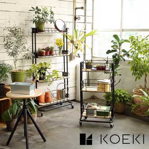 Mash四層置物多用途收納推車，黑色金屬框架搭配淺木色層板，附有萬向輪，可放置盆栽、雜貨等。