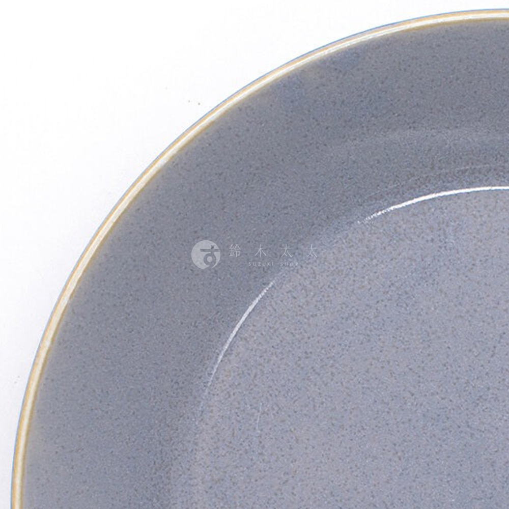 灰色陶製義大利麵盤，邊緣帶有淺黃色裝飾，盤面有細微顆粒感。