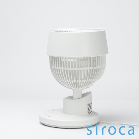 白色SF-A1610 3D氣流循環扇，有著圓潤的球狀扇網，頂部為白色圓柱形導流罩，底座為圓形，設有觸控按鈕和產品標籤，整體為簡約的白色塑膠材質。