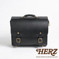 黑色皮革製成的橫式公事包，有頂部提把、兩個皮帶扣環以及黃銅色的金屬配件。