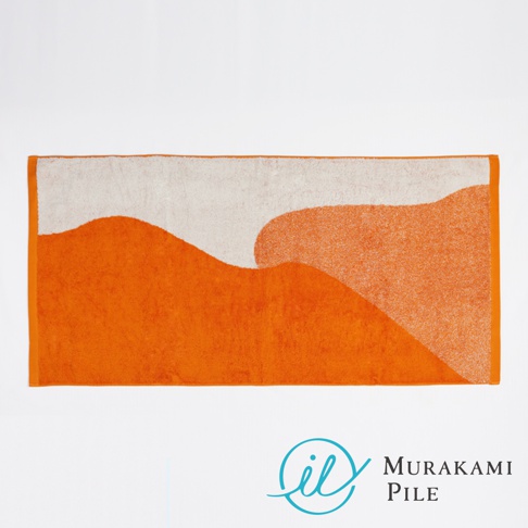 MURAKAMI PILE 品牌浴巾，以抽象的北歐森林風格圖案，結合橘色和白色，呈現溫暖療癒的視覺效果。
