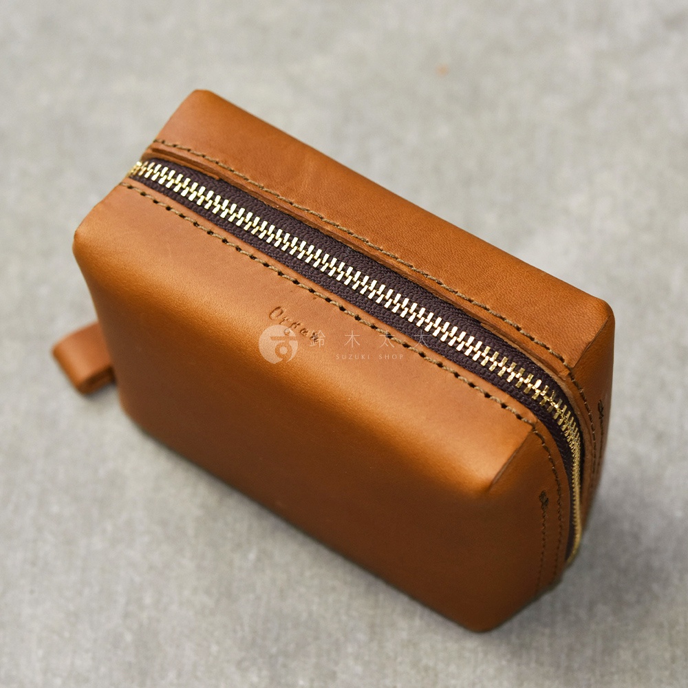 職人手作皮革Organ箱型收納包，卡其色，箱型設計，搭配金色拉鍊，質感細緻。
