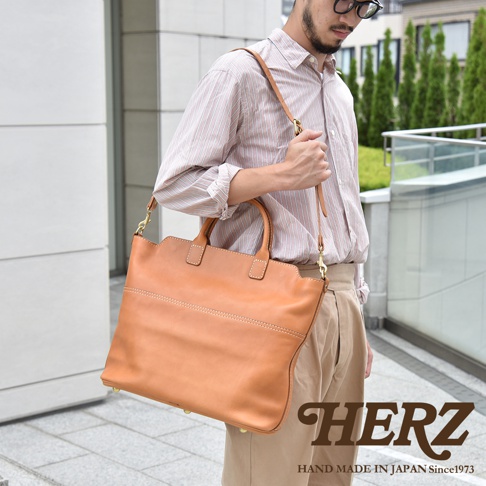 職人手作皮革大容量兩用托特包，淺棕色，皮革材質，附有可拆卸肩帶，包款線條簡潔，縫線精緻。