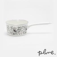 一個白色琺瑯單柄牛奶鍋，鍋身外側印有黑白線條風格的各式狗狗插畫，部分狗狗身上點綴有紅色愛心，鍋緣有黑色細邊。