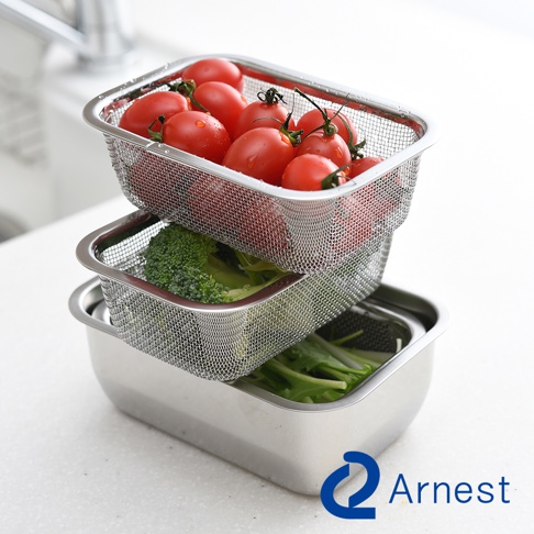 Arnest 不鏽鋼多功能濾網保鮮盒3件組，堆疊展示，上方裝有新鮮番茄，中間裝有花椰菜，下方則裝有綠葉蔬菜。