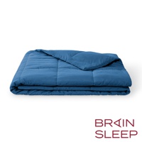 藍色雙人調溫被，採用方格縫製，材質柔軟，呈現蓬鬆感，一角微捲起，展示其質地。