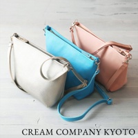 三款京都職人手作隨身側背包，分別為銀色、藍色及粉紅色，皆為皮革材質，設計簡約，帶有拉鍊開合及可拆卸肩帶。