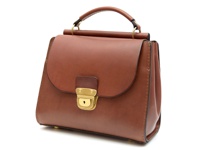 棕色皮革手提包，帶有金色鎖扣和提把，整體風格為職人手作，設計靈感來自屋瓦。