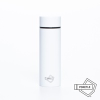 白色圓柱形保溫杯，杯蓋頂部有黑色細線裝飾，杯身下方印有黑色盾牌形狀的 POKETLE 品牌標誌。
