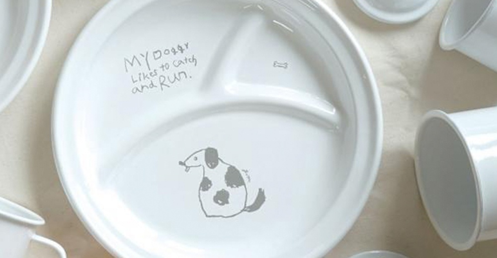 白色琺瑯分隔餐盤，盤面繪有手繪風格的斑點狗圖案、骨頭圖案及「MY DOGGY Likes to catch and Run.」文字。