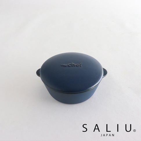 The chef 迷你耐熱陶製圓鍋，深藍色，附帶圓形蓋子，鍋蓋上有「the Chef」字樣壓印。