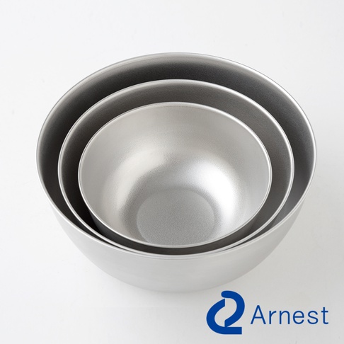 三個疊放的銀色不鏽鋼調理碗，從大到小，內側表面有細緻的紋理。