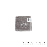 MOKU 超速乾輕薄吸水小方巾，灰色織紋，印有「MOKU」字樣，尺寸 28x28cm，材質為 100% 純棉。