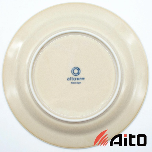 日式美濃燒葉紋復古甜點盤，淺米色調，盤底中央有藍色品牌標誌及產地說明。