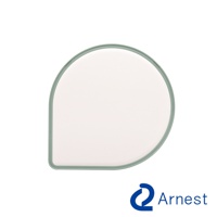 淚滴型抗菌料理砧板，淺綠色邊框，白色砧板表面，材質為塑膠。