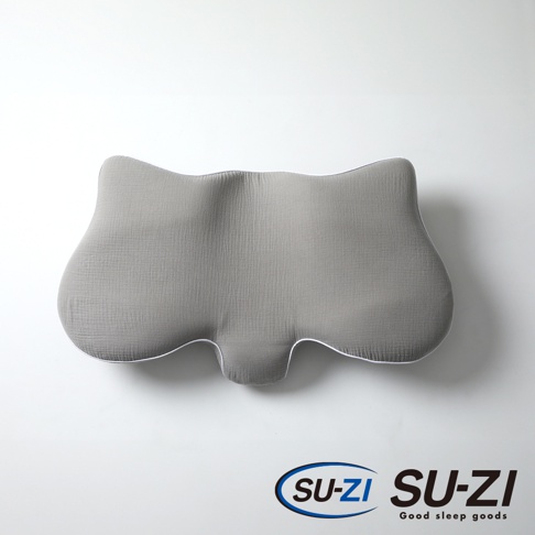 灰色純棉側睡止鼾枕，擁有獨特曲線設計，邊緣有白色滾邊，枕套表面有細緻紋理。