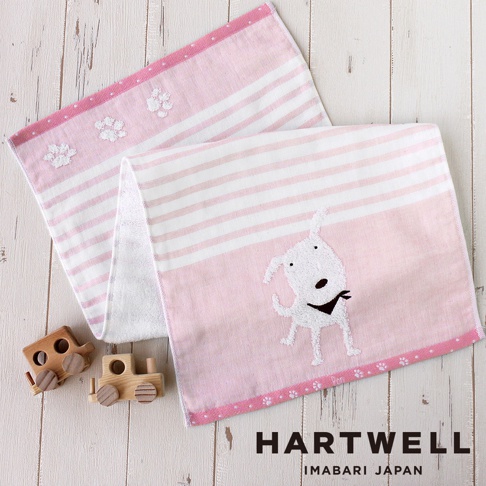 粉色條紋紗布浴巾和方巾，印有白色小狗刺繡圖案，紗布質地，搭配木製玩具火車，整體風格溫馨可愛。