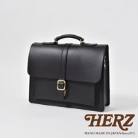 職人手作黑色皮革商務後背包，配有單扣及頂部提把，簡約設計，適合商務場合。