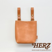 棕褐色皮革製成的手工腰袋，頂部有兩個皮製掛帶，以黃銅扣固定，適合工作使用。