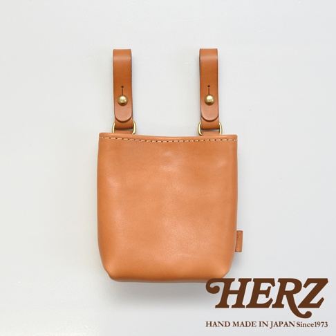 棕褐色皮革製成的手工腰袋，頂部有兩個皮製掛帶，以黃銅扣固定，適合工作使用。