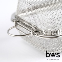 銀色不鏽鋼網狀洗碗機專用清潔收納盒，帶有可折疊提把，網孔緊密，適合收納小物。