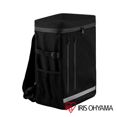 IRIS OHYAMA 黑色防災避難背包，採用方正硬挺的立體剪裁設計，表面配有兩條垂直拉鍊夾層，側面設有網狀收納袋與調節扣環，底部並加裝銀色反光條以增加夜間安全性，整體風格簡約實用。
