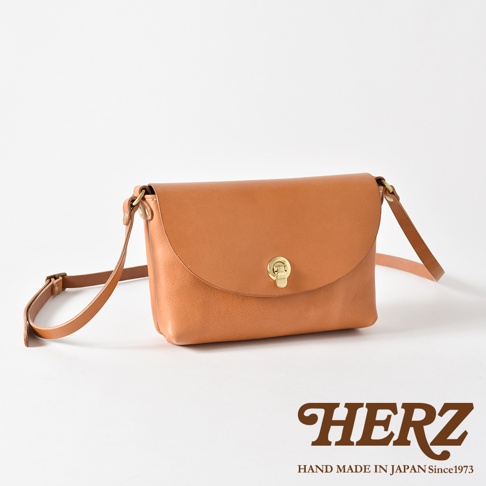 職人手作皮革迷你單肩手袋，採用光滑的棕色皮革製成，配有金色旋轉鎖扣和可調節肩帶。