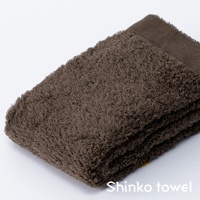 MAISON BLANC 輕奢柔膚匹馬棉毛巾，深棕色，兩條毛巾疊放，材質柔軟，紋理清晰。