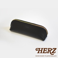 黑色職人手作皮革三角收納筆袋，配有金色拉鍊，展現簡約線條與精緻縫線。