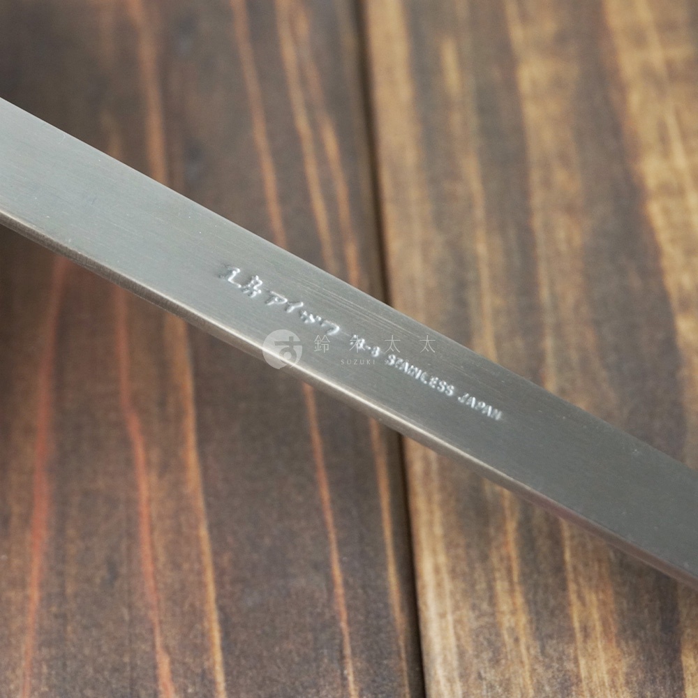 不鏽鋼湯勺，勺柄上有日文和英文蝕刻文字，標示 SUZUKI STAINLESS JAPAN。