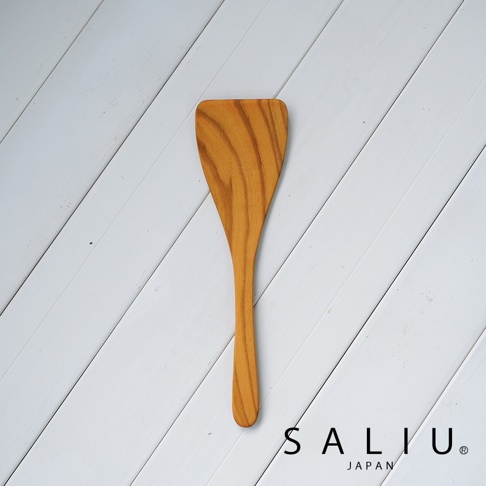 YAMASAKURA 山櫻木平口鍋鏟，材質為天然木材，呈現溫潤的木質色調，鍋鏟頭呈扇形，適用於翻面烹調。