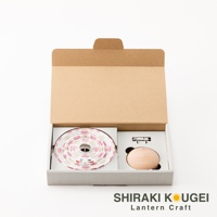一組 cocolan 達摩不倒翁八女迷你裝飾提燈，內含白色燈帶，印有粉色和金色的日式格紋圖案，以及一個木製圓形底座和電池盒。