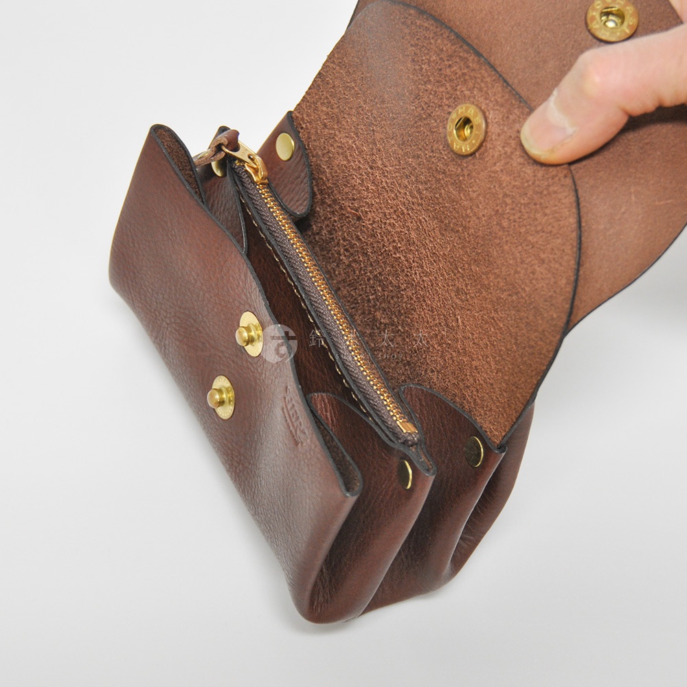 深棕色皮革三層收納零錢包，設有金色拉鍊和按扣，展示其自然的皮革紋理和多層設計，適合存放零錢或小物。