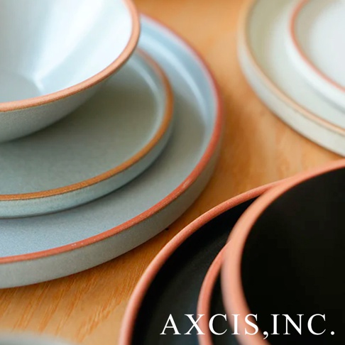 PURE 素燒百搭陶瓷主菜盤，展示了淺藍色、白色及黑色三種顏色的陶瓷盤，盤緣皆有裸陶色邊飾，材質為陶瓷。