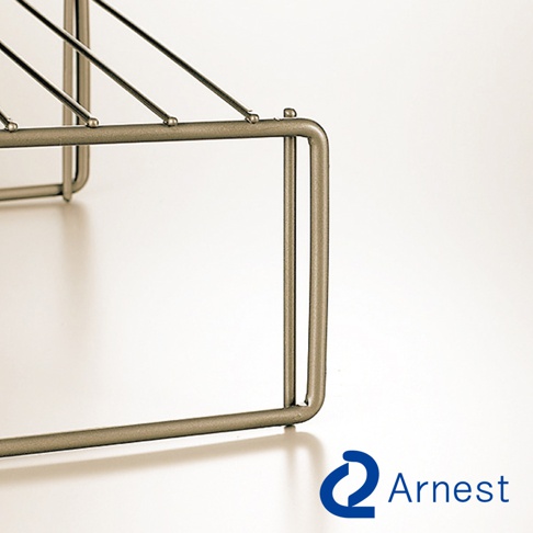 金屬材質雙層碗盤收納掛架，採簡約線條設計，金屬桿間隔適中，適合放置各式碗盤。