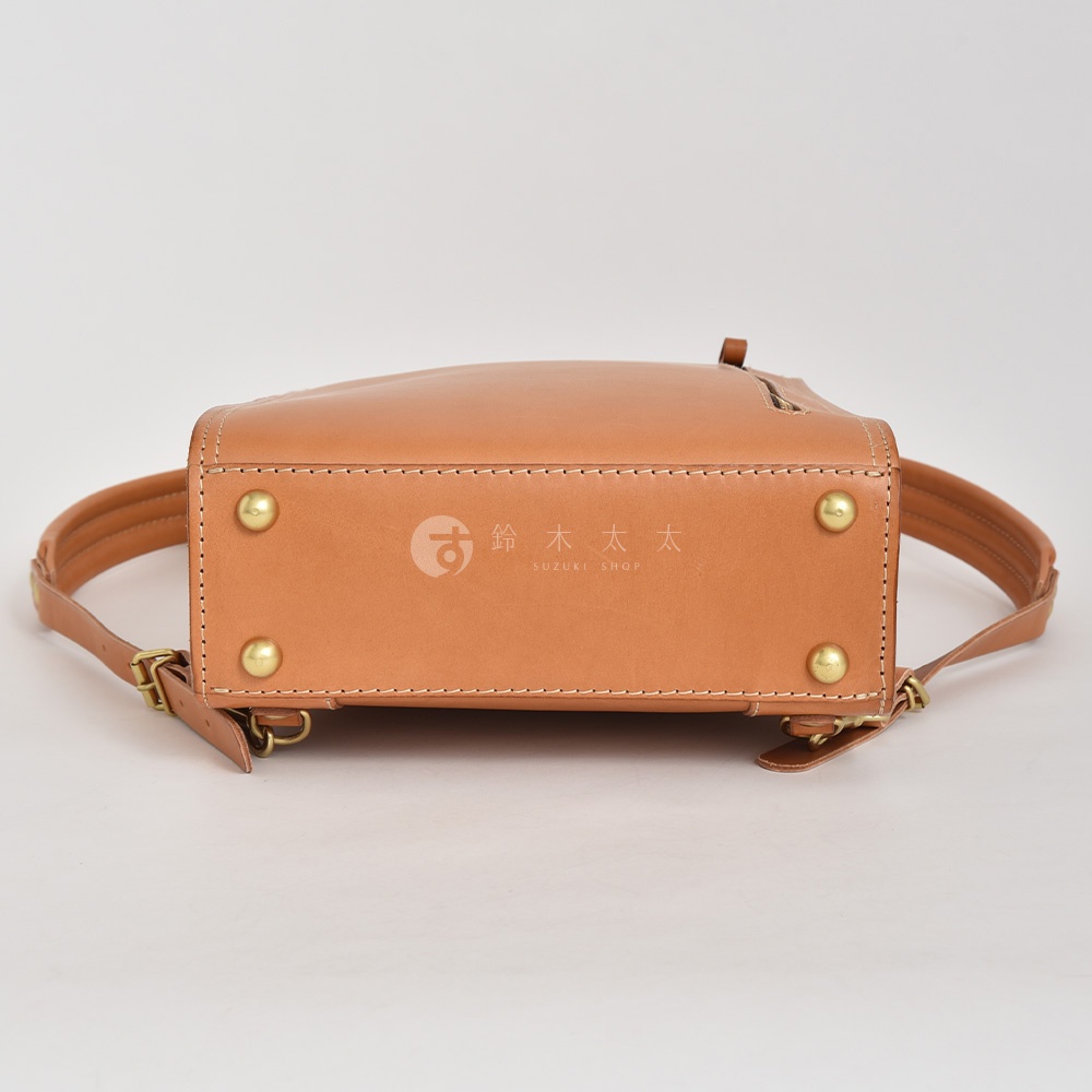 職人手作皮革商務電腦後背包 R-25，採用棕褐色皮革製作，配有金屬鉚釘和可調節背帶，設計簡約實用。