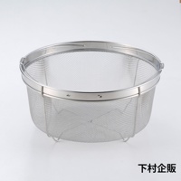 不鏽鋼料理濾網籃，深型設計，網眼細緻，帶有堅固的邊緣和三個支撐腳，整體為銀色金屬質感。