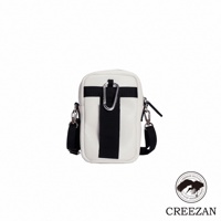 白色紋理材質的高爾夫迷你側背收納包，正面有黑色織帶與銀色登山扣設計，配有可拆卸的黑色斜背帶，方便攜帶。