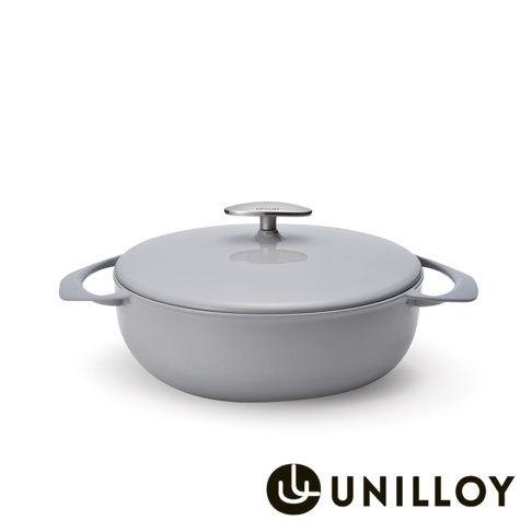 淺灰色琺瑯鑄鐵燉鍋，配有同色系鍋蓋及金屬提把，鍋蓋中央設有銀色旋鈕提把，鍋身兩側有弧形提把，底部印有品牌標誌。