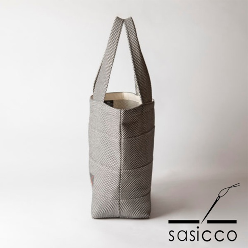 三河木綿刺子織大容量托特包，灰白色格紋，附有兩條提把，包身側邊有品牌標誌。