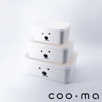 三個白色塑膠便當盒堆疊，每個便當盒正面皆繪有黑色簡約的熊臉圖案，包含兩個黑點眼睛、一個黑色鼻子和一條黑色嘴巴。