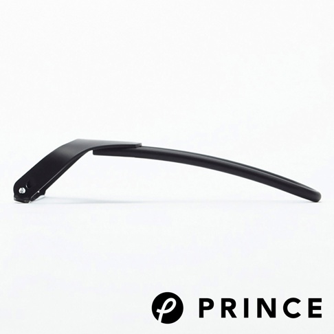 黑色削皮器，由金屬製成，具有彎曲的刀刃和符合人體工學的手柄，設計簡潔。