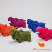 五隻竹棉混紡製成的河馬玩偶，顏色分別為橘色、紫色、藍色、綠色和粉紅色，皆呈現張嘴造型。