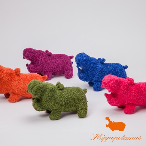 五隻竹棉混紡製成的河馬玩偶，顏色分別為橘色、紫色、藍色、綠色和粉紅色，皆呈現張嘴造型。