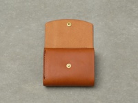 職人手作皮革Organ迷你短夾，採用棕色皮革製成，翻蓋設計，配有金色按扣。