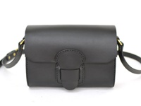 黑色皮革寬扣帶馬鞍包，配有金色金屬配件，簡約設計，適合日常搭配。