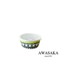 一個帶有綠色底色及藍綠色花卉圖案的陶瓷保鮮碗，配有透明塑膠蓋。