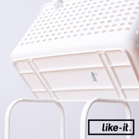 白色塑膠夾縫疊疊洗衣收納籃，底部有長方形網格狀結構，籃身有小方形透氣孔。